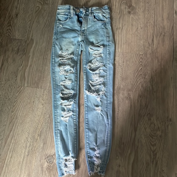 American Eagle Distressed Light Wash Skinny Jeans - Picture 6 of 6